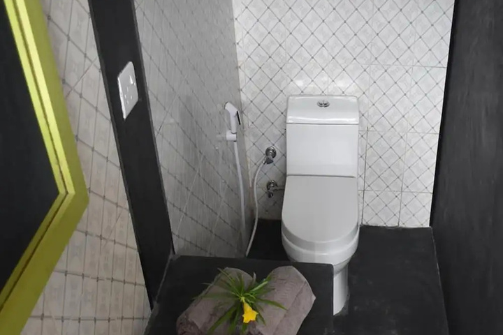 Room 8 of 33