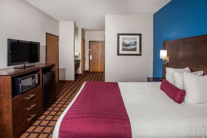 1 Queen Bed Accessible Room (17 of 18)