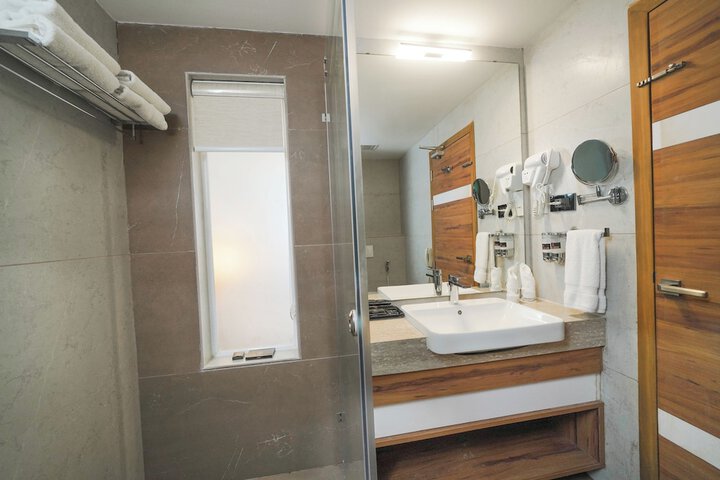 Room 33 of 62