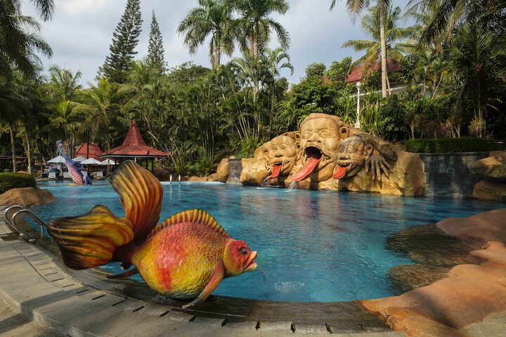 Hotel Pool
