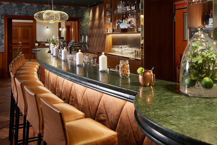 Lounge 53 of 62