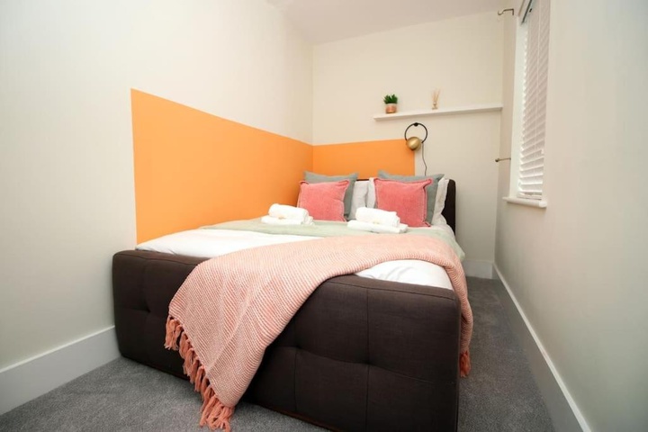 Room 4 of 16