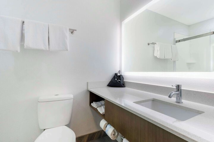 2 Queen Beds Microwave and Refrigerator WiFi Full Breakfast (2 of 10)