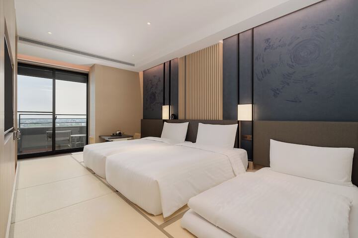 Room 27 of 82