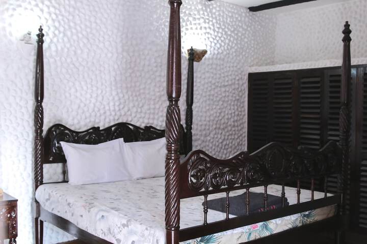 Room 4 of 20