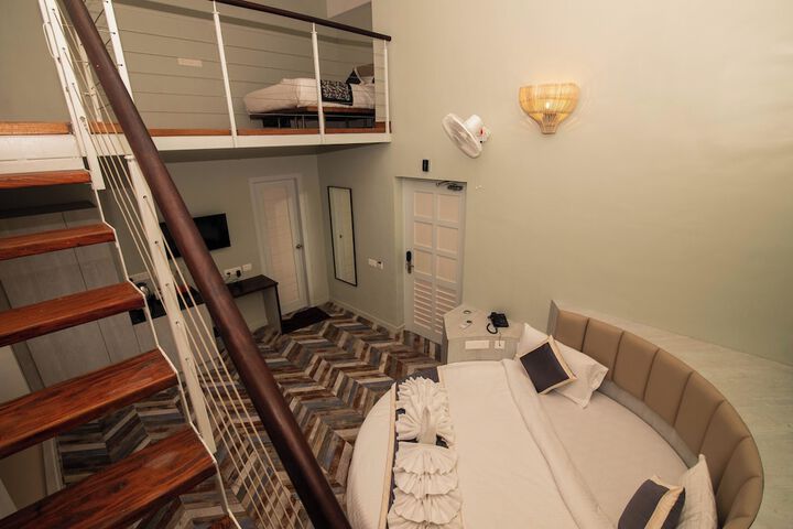 Room 6 of 51