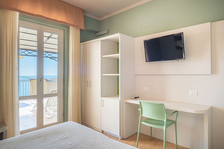 Room 37 of 241