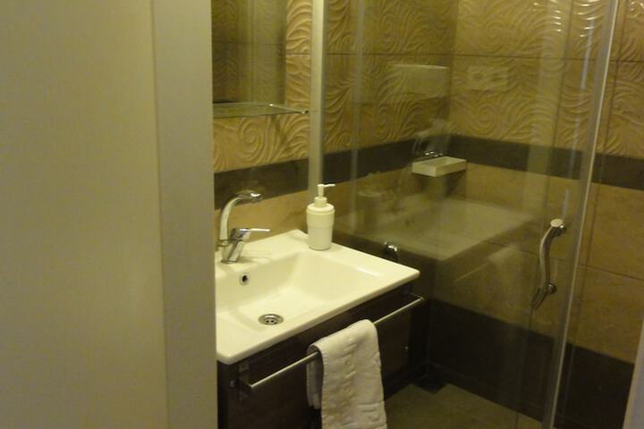 Room 32 of 61