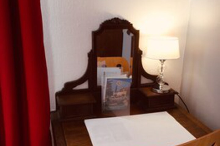 Room 16 of 27