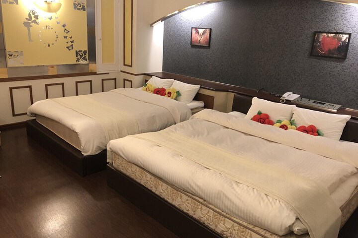 Room 5 of 17