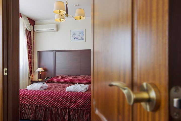 Room 6 of 120