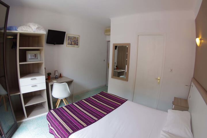 Room 26 of 82