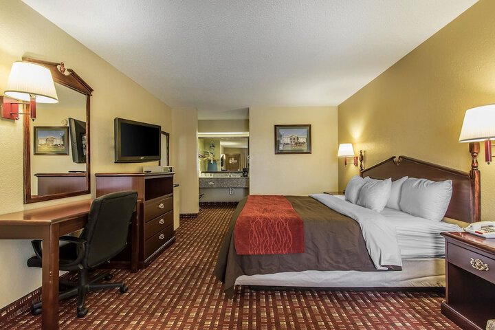 1 King Bed (1 of 11)