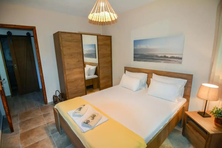 Room 4 of 12