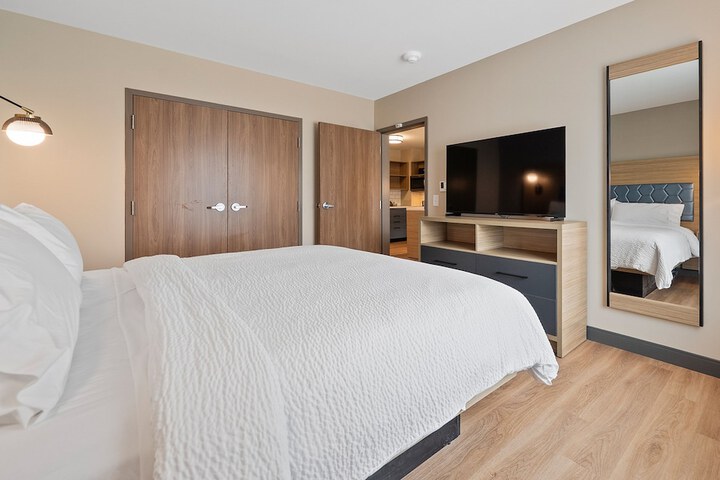 1 Bedroom Suite King Bed (2 of 19)