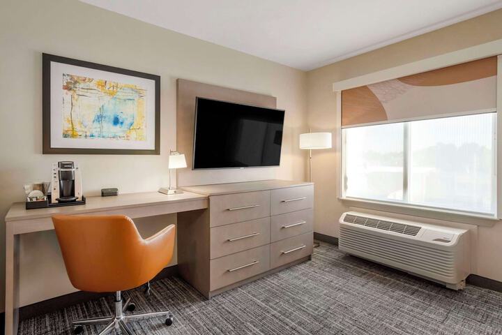 1 King Bed (5 of 6)