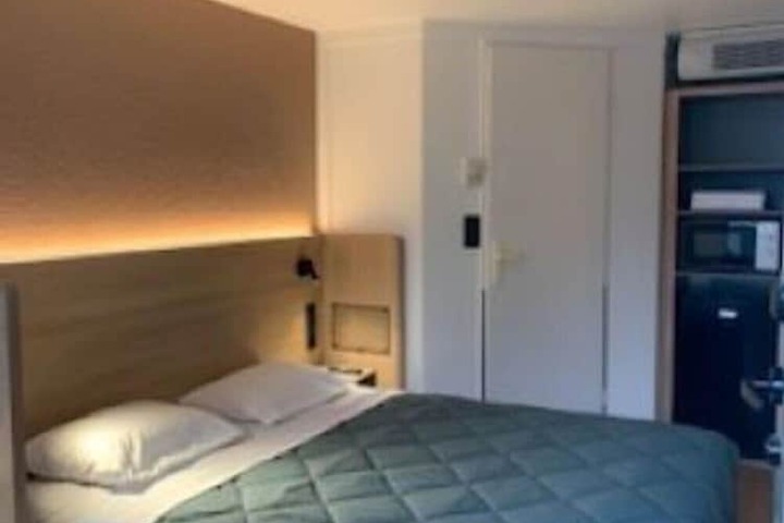 Room 4 of 40