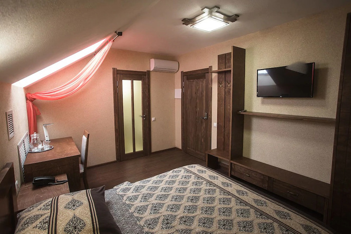 Room 6 of 9