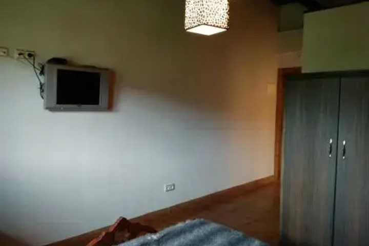 Room 6 of 9