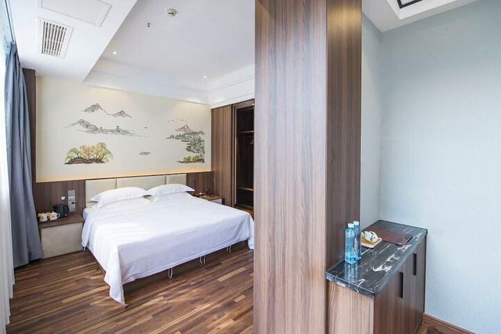 Room 11 of 18