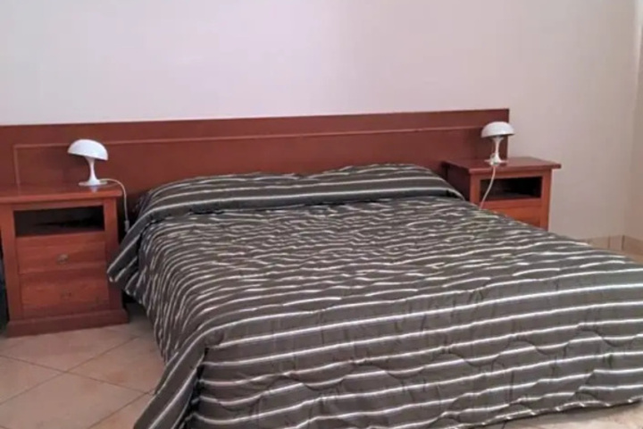 Room 6 of 8