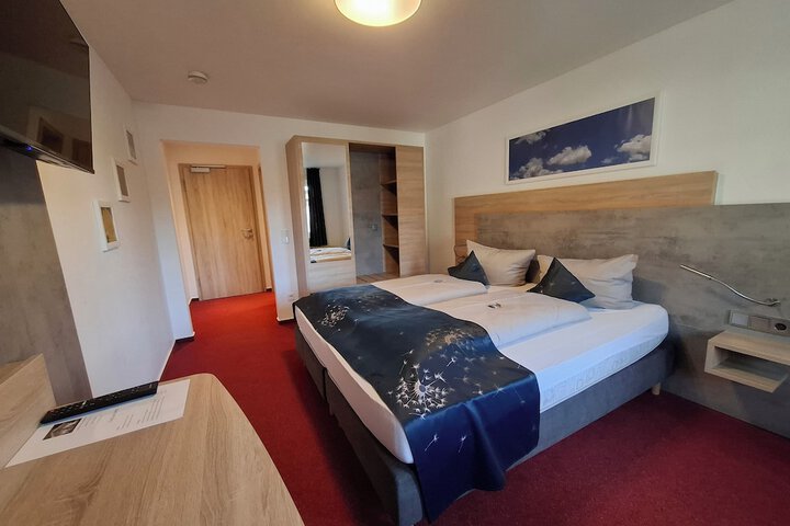 Room 6 of 18