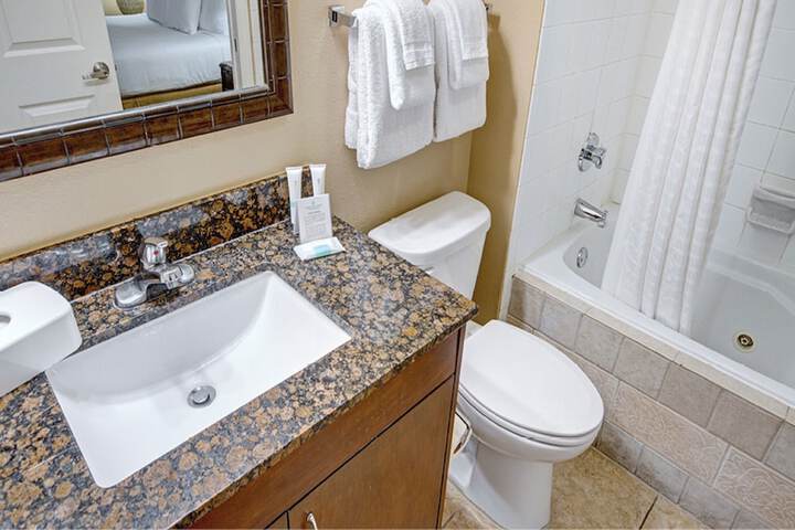 1 Bedroom Condo Junior 2 Queen Beds Sofa Accessible (3 of 38)