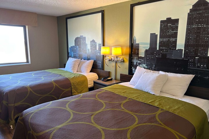 1 Queen Bed (3 of 12)