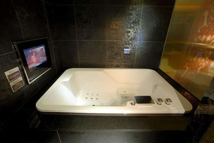 Hot Tub 85 of 107