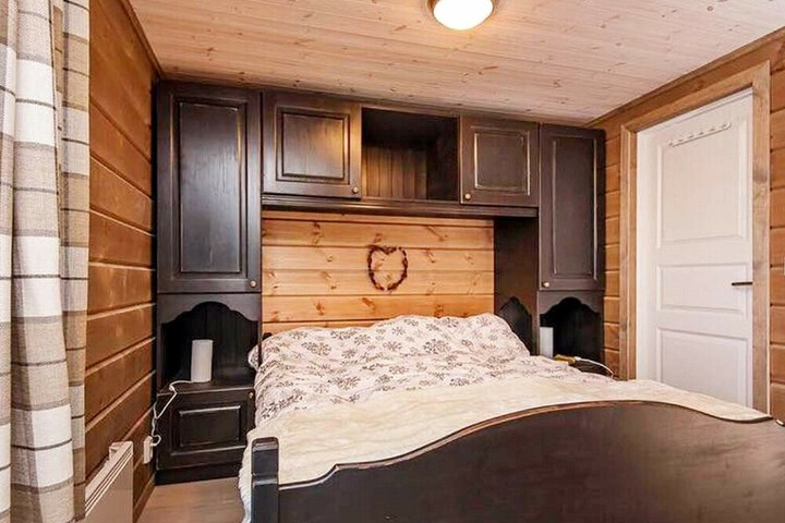 Room 4 of 8