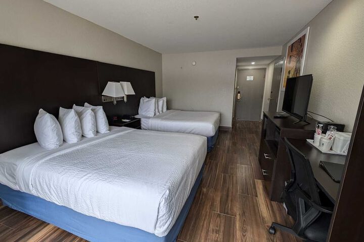 1 Queen Bed (10 of 36)