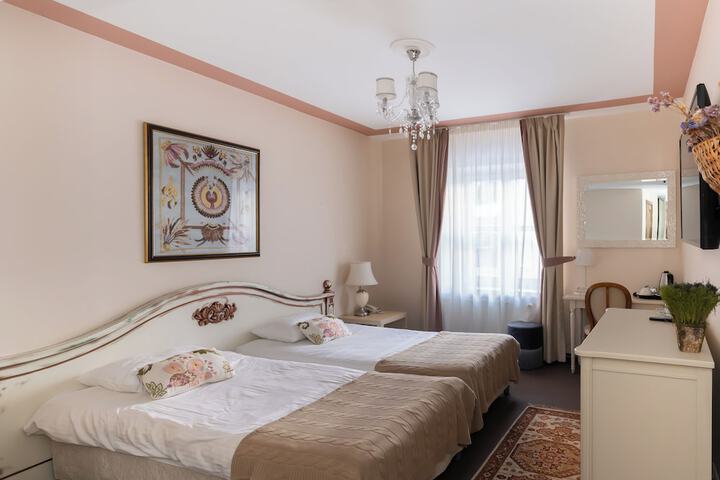 Room 10 of 42