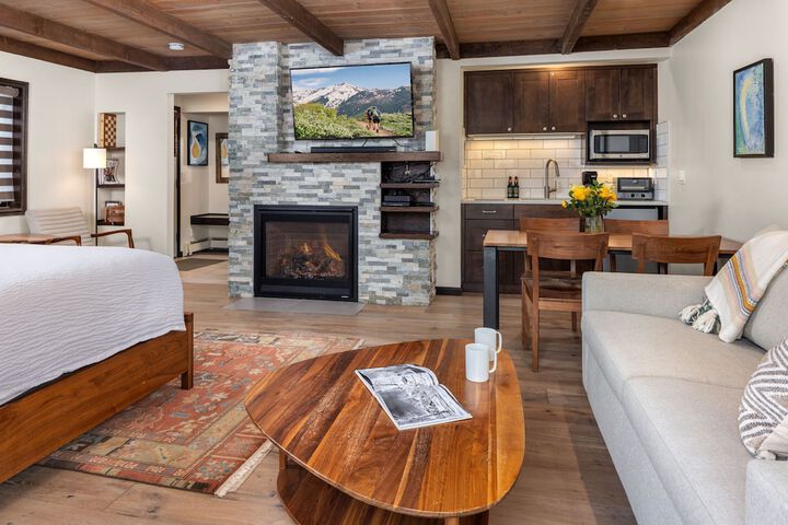Lounge 11 of 20