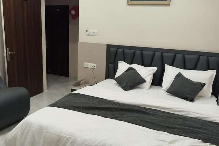 Room 6 of 12