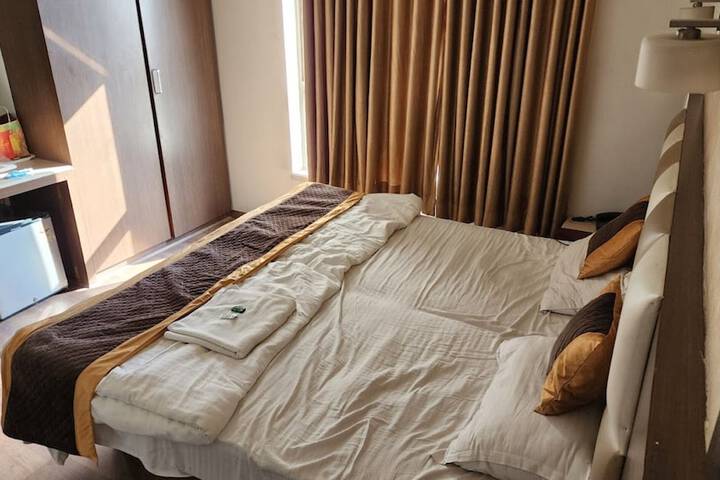 Room 9 of 16
