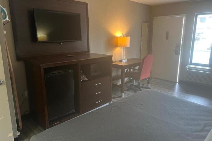 1 King Bed (1 of 9)