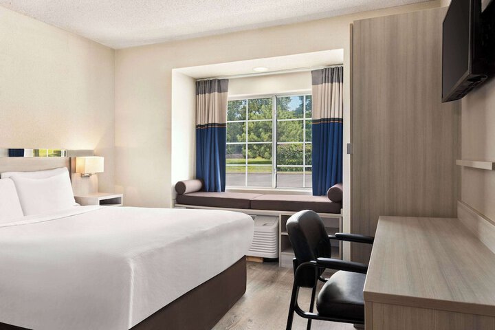 Standard Queen Bed Accessible (10 of 20)