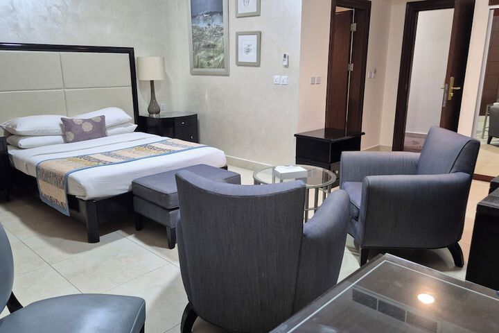 Room 2 of 33