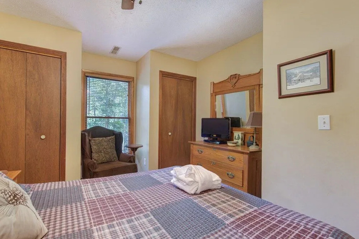 Room 5 of 12
