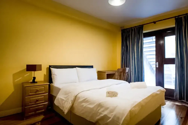 Room 2 of 10