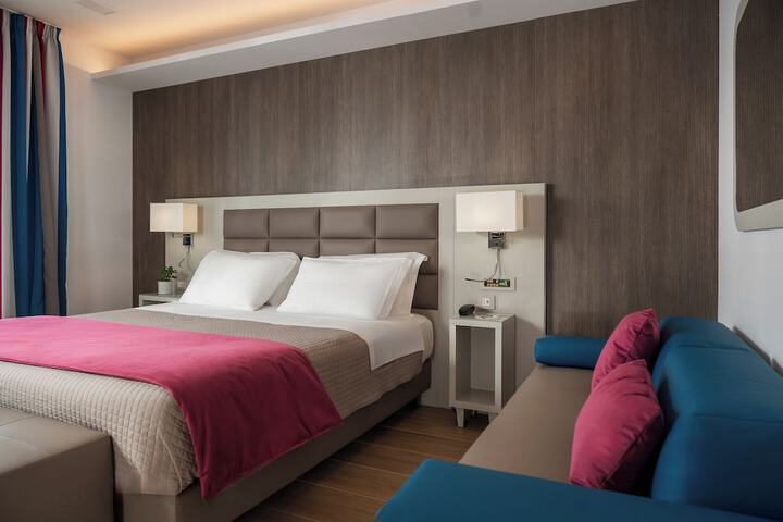 Room 10 of 85