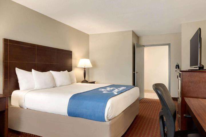 1 King Bed (3 of 10)