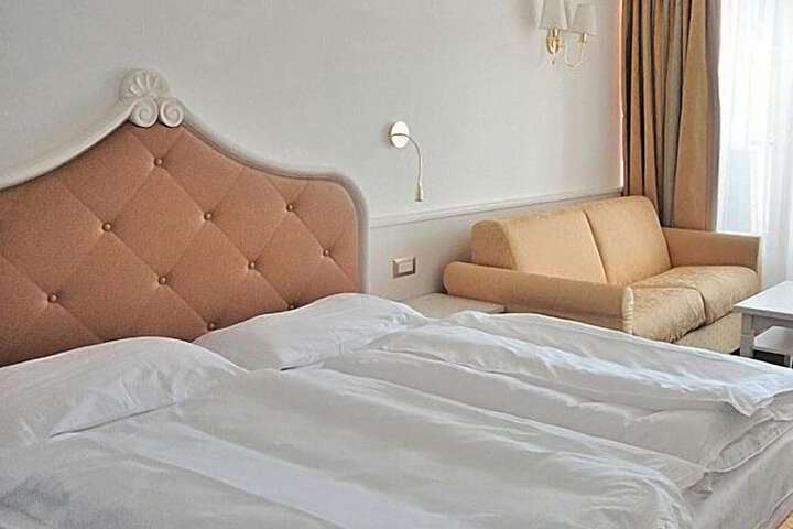 Room 27 of 100