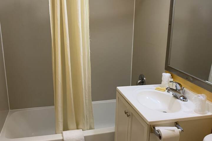1 Queen Bed (9 of 16)