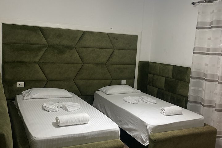 Room 6 of 32