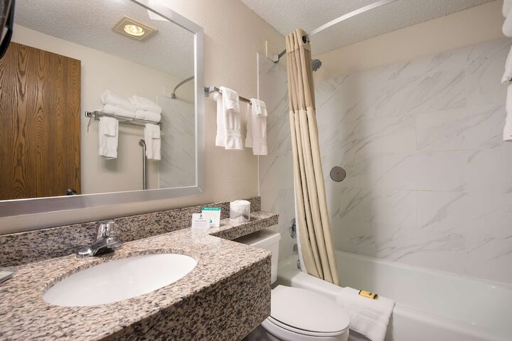 2 Queen Beds Microwave and Refrigerator 32 Inch LCD Television High Speed Internet Full Breakfast (9 of 18)