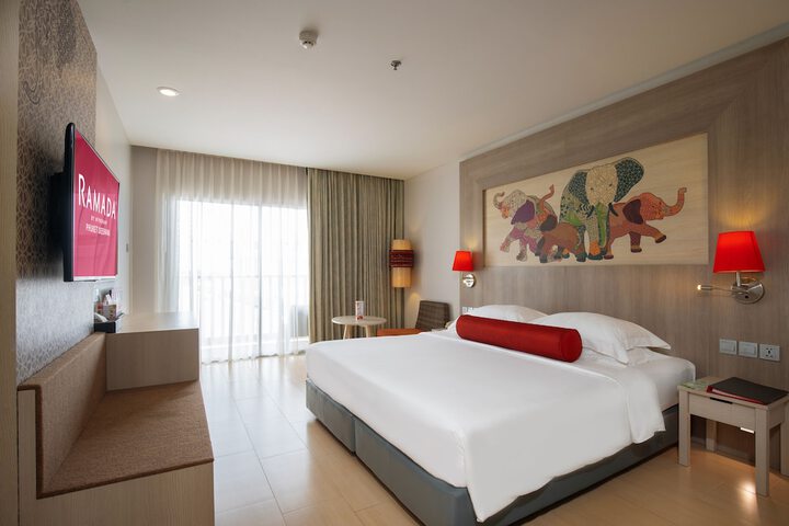 Room 44 of 220