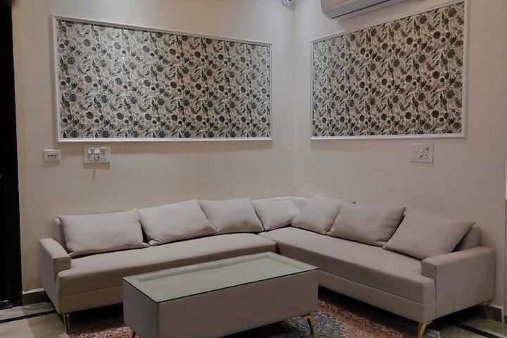 Room 6 of 17