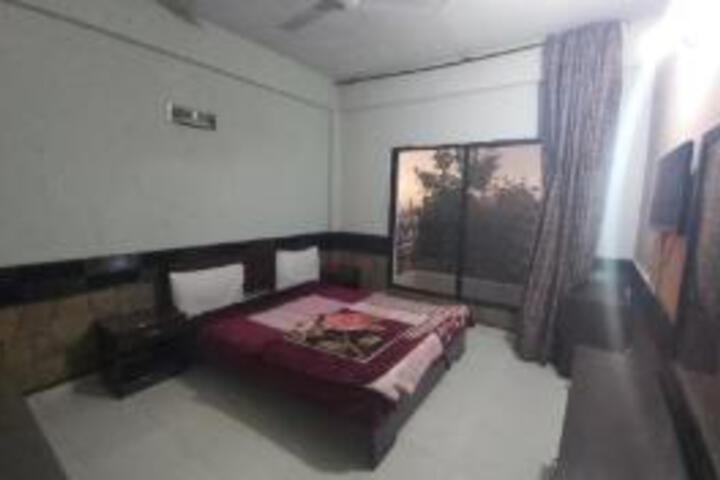 Room 9 of 12