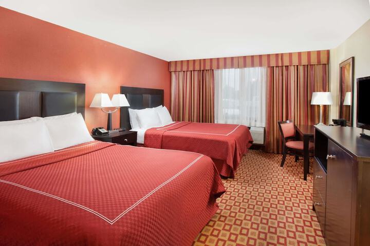 2 Queen Beds (3 of 8)